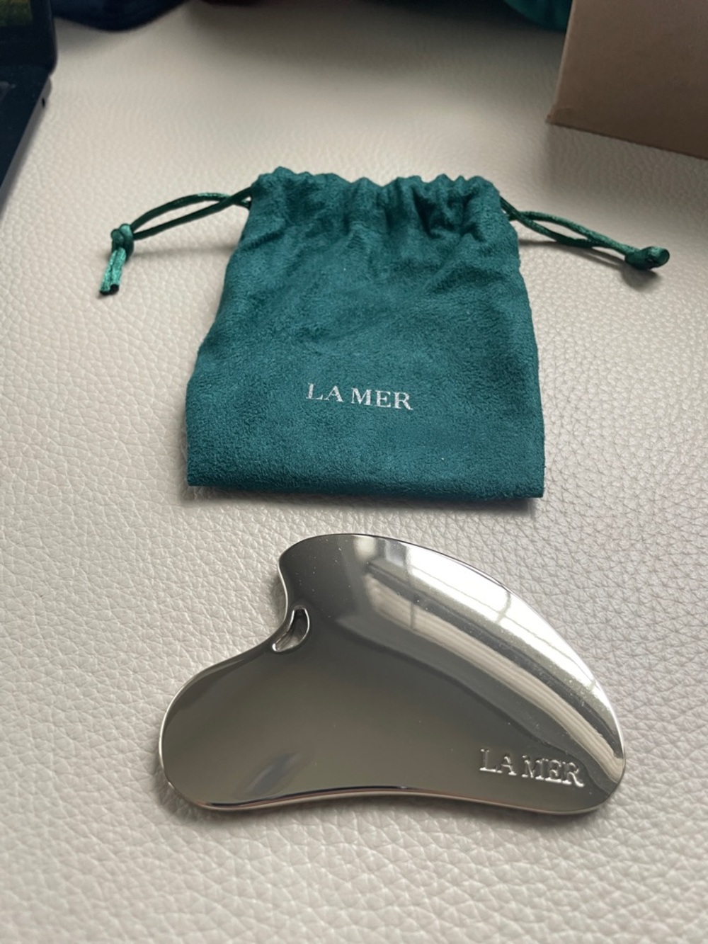 La Mer Facial Gua Sha with Teal Pouch